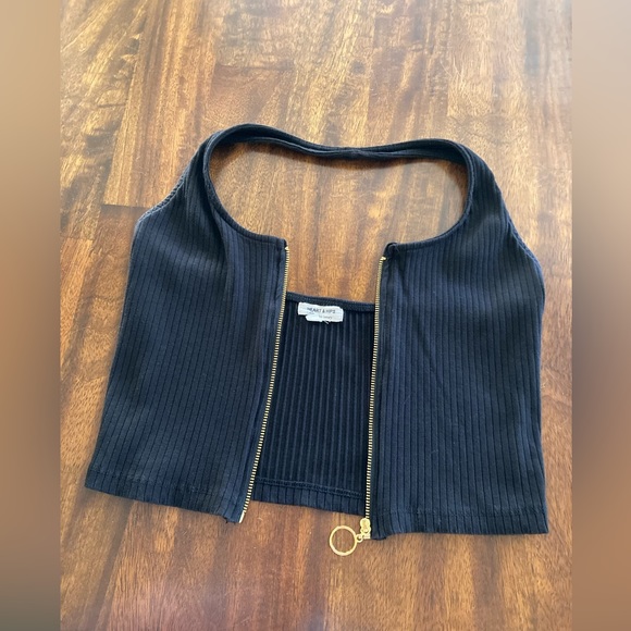 Heart & Hips Back Crop Top With Zipper - Picture 4 of 9